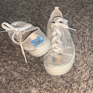 Girls Tom’s tennis shoe